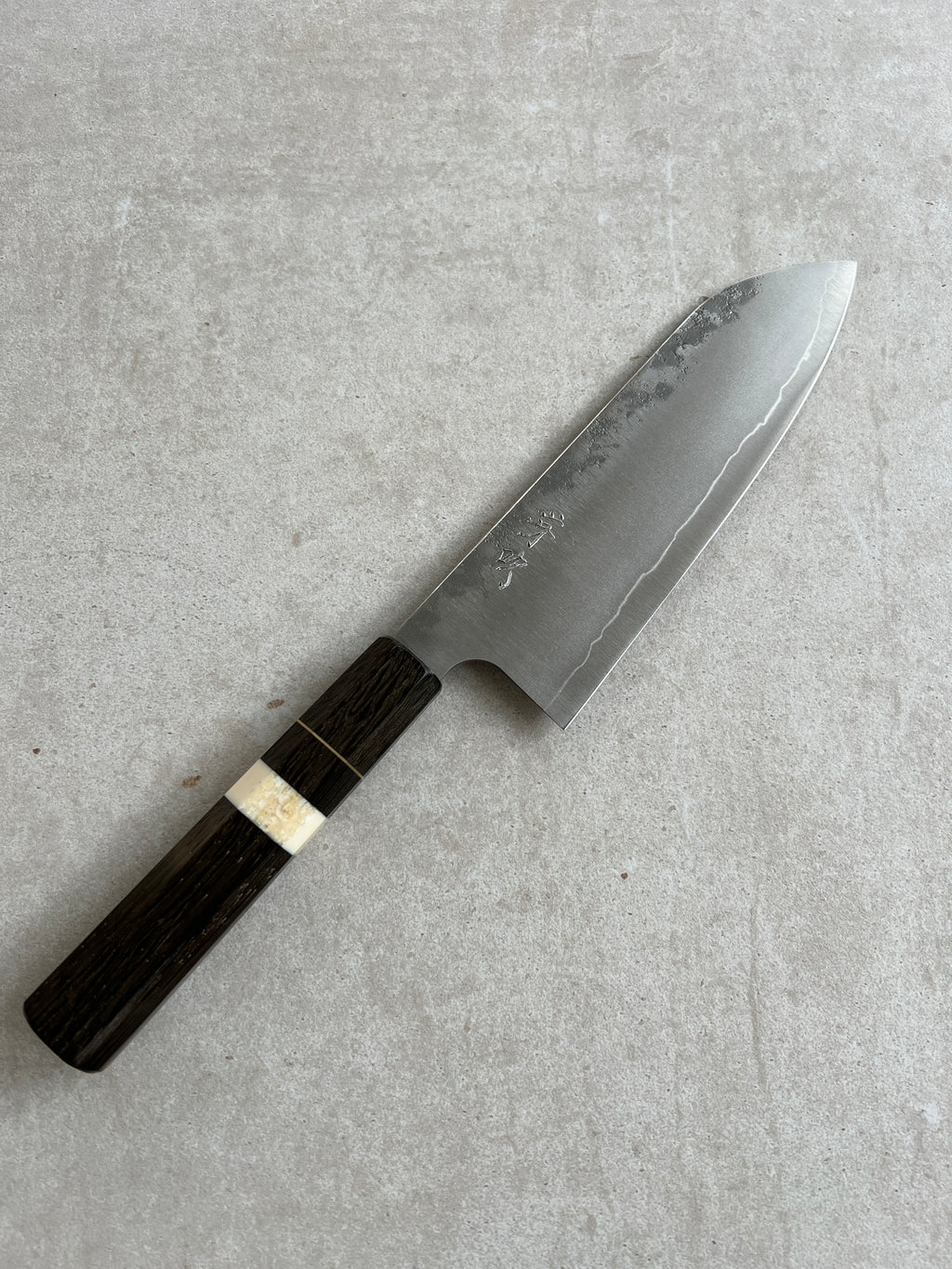 Santoku 170 mm Aogami Super stainless clad - Mosseg, tand fra hvalros og messing