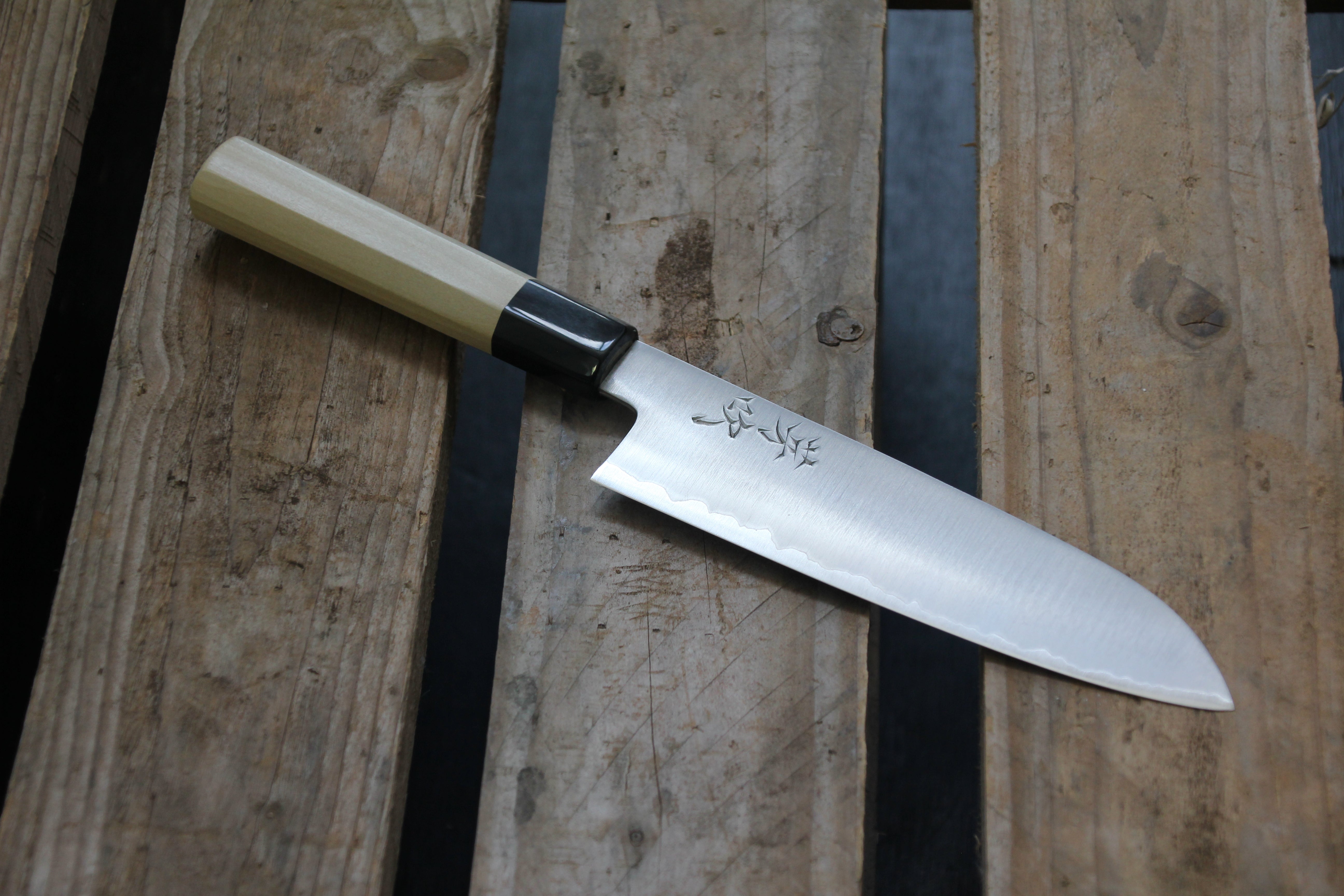 Santoku 170 mm Shirogami #1 stainless clad - Magnolia og Bøffelhorn (Honoki)