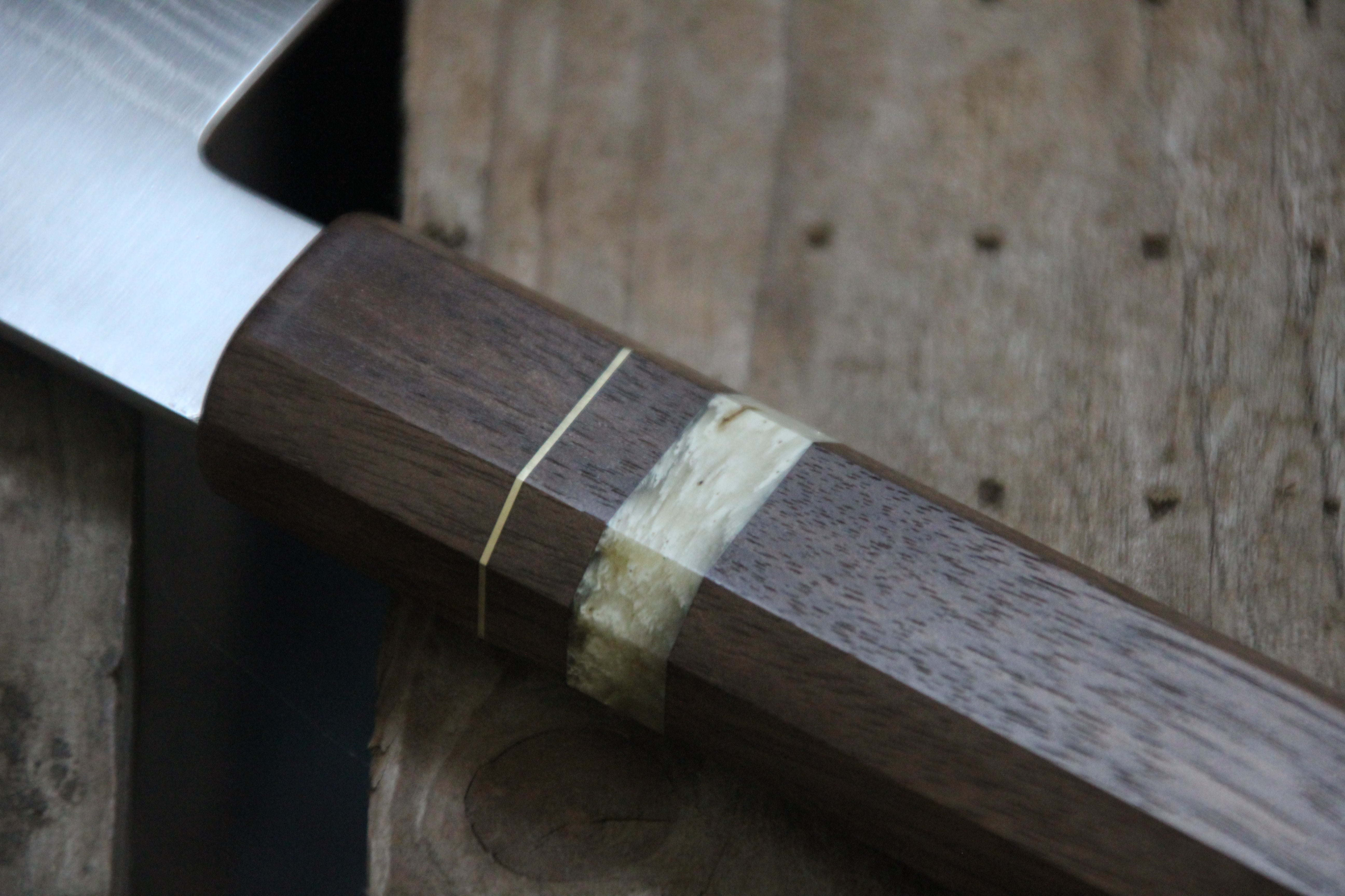 Gyuto 240 mm aus10 - Amerikansk Valnød, messing og moskuspandebrask