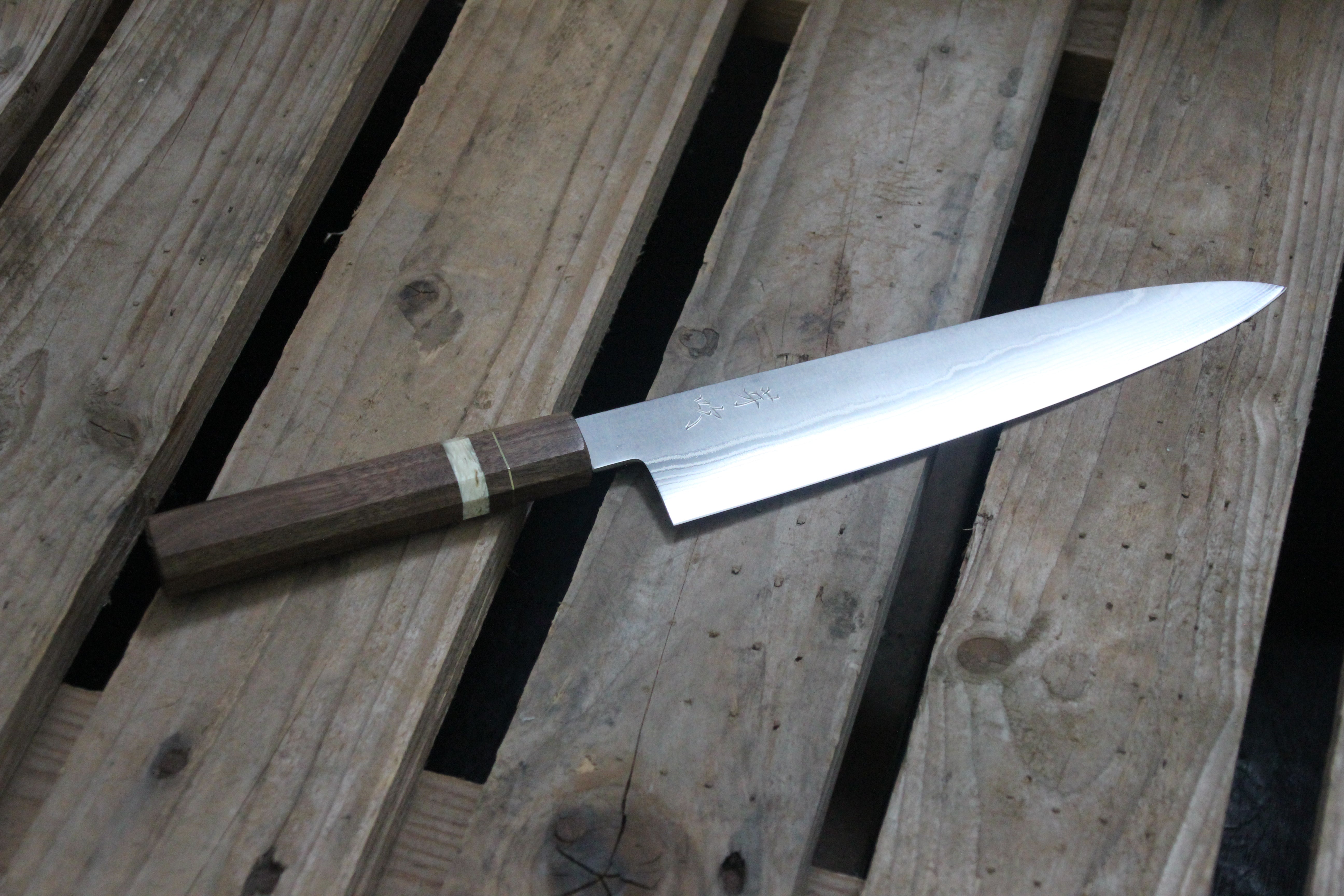 Gyuto 240 mm aus10 - Amerikansk Valnød, messing og moskuspandebrask